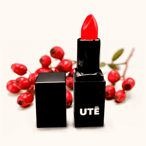 Labial Beso de Fuego – Barra de labios rojo vibrante con aceite de ricino y cera de candelilla para hidratación y color duradero.