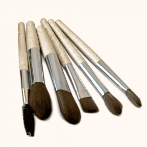 Set de Brochas Portátiles – Kit de maquillaje con seis brochas tamaño bolsillo en bolsa ecológica beige.