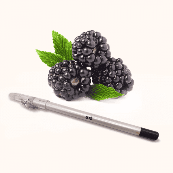 Delineador de ojos Misterio de UTĒ Makeup, negro intenso waterproof con textura cremosa y larga duración para una mirada definida
