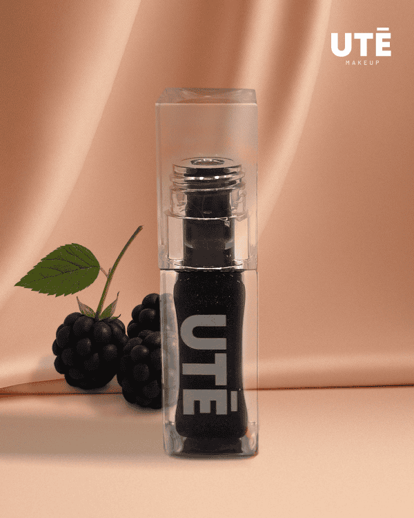 Gloss Besos Pétalos de UTĒ MAKEUP – Brillo labial vegano tono mora oscuro con acabado brillante