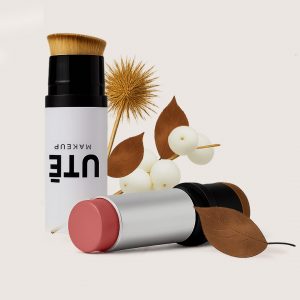 Colorete en barra coral melocotón UTĒ MAKEUP con brocha incluida – maquillaje vegano de acabado natural