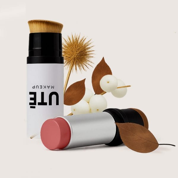 Colorete en barra coral melocotón UTĒ MAKEUP con brocha incluida – maquillaje vegano de acabado natural