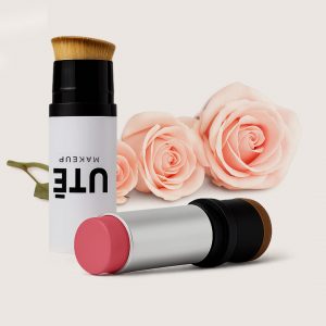 Colorete en barra fucsia mora UTĒ MAKEUP con brocha – blush vegano de textura cremosa y color intenso