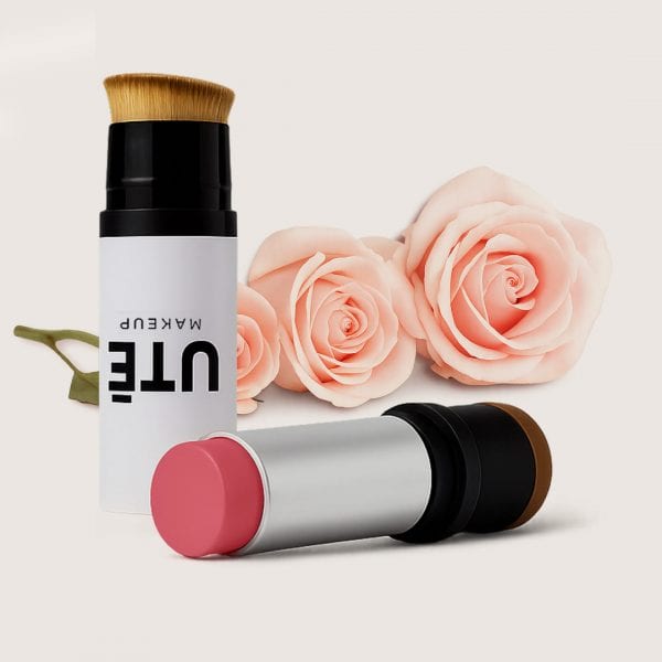 Colorete en barra fucsia mora UTĒ MAKEUP con brocha – blush vegano de textura cremosa y color intenso