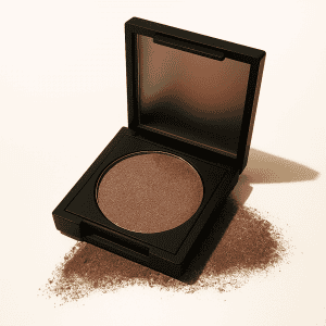 Sombra de ojos marrón UTĒ MAKEUP – Raíz Profunda, tono natural con acabado satinado y fórmula vegana